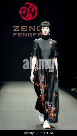 191026 -- BEIJING, 26 octobre 2019 -- Un mannequin présente des créations du designer Zeng Fengfei lors de la China Fashion week S/S 2020 à Beijing, capitale de la Chine, le 26 octobre 2019. CHINE-PÉKIN-MODE WEEKCN ChenxJianli PUBLICATIONxNOTxINxCHN Banque D'Images