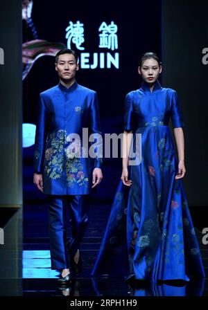 191026 -- BEIJING, 26 octobre 2019 -- des mannequins présentent des créations du designer Zhou Jin lors de la China Fashion week S/S 2020 à Beijing, capitale de la Chine, le 26 octobre 2019. CHINE-PÉKIN-SEMAINE DE LA MODE CN ChenxJianli PUBLICATIONxNOTxINxCHN Banque D'Images