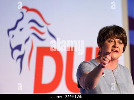 191026 -- BELFAST, le 26 octobre 2019 Xinhua -- Arlene Foster, chef du Parti unioniste démocratique nord-irlandais DUP, prend la parole à la conférence annuelle du parti dans le sud de Belfast, Irlande du Nord, Royaume-Uni, le 26 octobre 2019. Boris Johnson devrait à nouveau chercher à renégocier l’accord sur le Brexit s’il veut le soutien du DUP, a déclaré Arlene Foster. Photo de Paul McErlane/Xinhua UK-BELFAST-DUP-ANNUAL CONFERENCE PUBLICATIONxNOTxINxCHN Banque D'Images