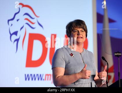 191026 -- BELFAST, le 26 octobre 2019 Xinhua -- Arlene Foster, chef du Parti unioniste démocratique nord-irlandais DUP, prend la parole à la conférence annuelle du parti dans le sud de Belfast, Irlande du Nord, Royaume-Uni, le 26 octobre 2019. Boris Johnson devrait à nouveau chercher à renégocier l’accord sur le Brexit s’il veut le soutien du DUP, a déclaré Arlene Foster. Photo de Paul McErlane/Xinhua UK-BELFAST-DUP-ANNUAL CONFERENCE PUBLICATIONxNOTxINxCHN Banque D'Images