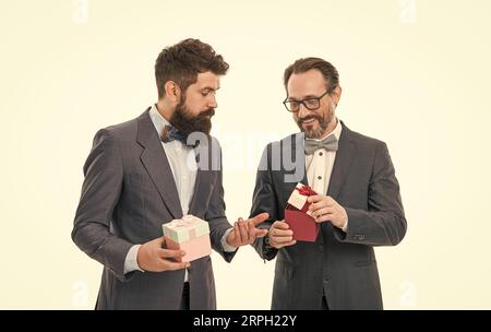 Les gens d'affaires célèbrent les vacances. Concept de fête d'entreprise. Cadeau de taille basse barbu acheté. Achats de vacances. Achetez des cadeaux. Préparé quelque chose de spécial Banque D'Images