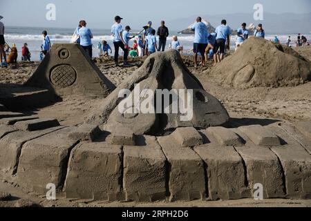 191027 -- SAN FRANCISCO, 27 octobre 2019 -- une photo prise le 26 octobre 2019 montre des châteaux de sable fabriqués par des concurrents lors d'une compétition de châteaux de sable à San Francisco, aux États-Unis. Chaque année, le Leap Sandcastle Classic amène des milliers de personnes à Ocean Beach de San Francisco pour construire des sculptures de sable de très grande taille. Photo de /Xinhua U.S.-SAN FRANCISCO-SANDCASTLE-COMPETITION LixJianguo PUBLICATIONxNOTxINxCHN Banque D'Images