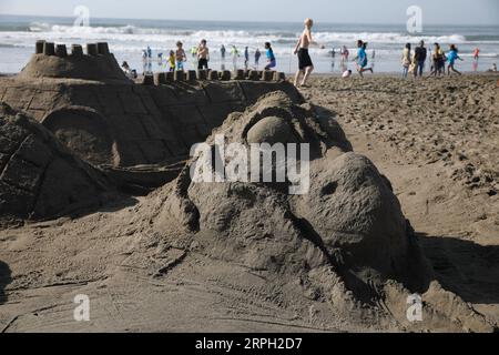 191027 -- SAN FRANCISCO, 27 octobre 2019 -- une photo prise le 26 octobre 2019 montre des châteaux de sable fabriqués par des concurrents lors d'une compétition de châteaux de sable à San Francisco, aux États-Unis. Chaque année, le Leap Sandcastle Classic amène des milliers de personnes à Ocean Beach de San Francisco pour construire des sculptures de sable de très grande taille. Photo de /Xinhua U.S.-SAN FRANCISCO-SANDCASTLE-COMPETITION LixJianguo PUBLICATIONxNOTxINxCHN Banque D'Images