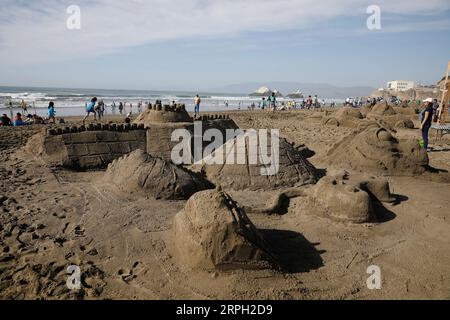 191027 -- SAN FRANCISCO, 27 octobre 2019 -- une photo prise le 26 octobre 2019 montre des châteaux de sable fabriqués par des concurrents lors d'une compétition de châteaux de sable à San Francisco, aux États-Unis. Chaque année, le Leap Sandcastle Classic amène des milliers de personnes à Ocean Beach de San Francisco pour construire des sculptures de sable de très grande taille. Photo de /Xinhua U.S.-SAN FRANCISCO-SANDCASTLE-COMPETITION LixJianguo PUBLICATIONxNOTxINxCHN Banque D'Images