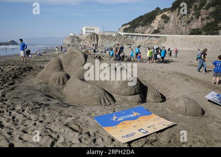 191027 -- SAN FRANCISCO, 27 octobre 2019 -- la photo prise le 26 octobre 2019 montre un château de sable fabriqué par des concurrents lors d'une compétition de châteaux de sable à San Francisco, aux États-Unis. Chaque année, le Leap Sandcastle Classic amène des milliers de personnes à Ocean Beach de San Francisco pour construire des sculptures de sable de très grande taille. Photo de /Xinhua U.S.-SAN FRANCISCO-SANDCASTLE-COMPETITION LixJianguo PUBLICATIONxNOTxINxCHN Banque D'Images