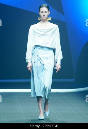 191027 -- BEIJING, 27 octobre 2019 -- Un mannequin présente des créations lors du Prix AsahiKASEI China future Star Design and innovation lors de la China Fashion week S/S 2020 à Beijing, capitale de la Chine, le 27 octobre 2019. CHINE-PÉKIN-SEMAINE DE LA MODE CN ChenxJianli PUBLICATIONxNOTxINxCHN Banque D'Images