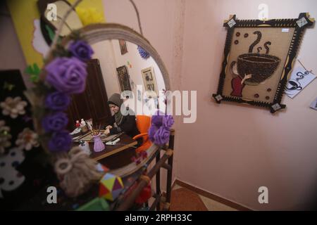 191028 -- GAZA, 28 octobre 2019 -- l'artiste palestinienne Hala Abu Qaoud fabrique des œuvres d'art en utilisant des grains de café chez elle, dans la ville de Rafah, dans le sud de la bande de Gaza, le 28 octobre 2019. Abu Qaoud, 20 ans, étudie les beaux-arts dans une université locale de Gaza. Elle vend ses œuvres d'art sur les plateformes de médias sociaux. Photo de /Xinhua MIDEAST-GAZA-ART KhaledxOmar PUBLICATIONxNOTxINxCHN Banque D'Images