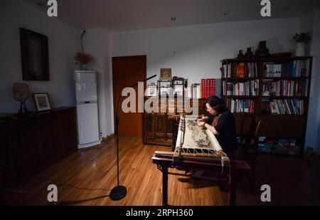 191028 -- NANCHANG, 28 octobre 2019 -- Zhang Xiaohong broie dans son atelier de Xinyu City, province du Jiangxi, dans l'est de la Chine, le 23 octobre 2019. Datant de la dynastie des Song du Nord 960-1127, Xiabu, ou lin d'herbe, est une sorte de tissu fabriqué à partir de ramie. Zhang Xiaohong, 61 ans, est un héritier représentant national de la broderie Xiabu. En 2002, elle crée un atelier de broderie dans sa ville natale de Xinyu après avoir étudié à Tianjin et Suzhou. Au fil des ans, Zhang a mis à jour la qualité du tissu et a également créé six façons de points. En 2014, elle a été reconnue comme représentante nationale Banque D'Images