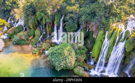 Vue aérienne des ruisseaux de cascade de la forêt karstique de Kravica avec lac au premier plan, rivière Trebizat, Bosnie-Herzégovine Banque D'Images