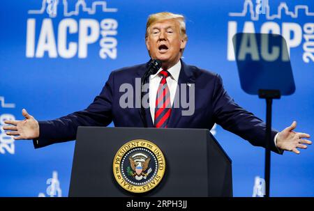 191028 -- CHICAGO, le 28 octobre 2019 Xinhua -- le président américain Donald Trump prend la parole à la conférence de l'Association internationale des chefs de police au McCormick place Convention Center à Chicago, aux États-Unis, le 28 octobre 2019. Photo de Joel Lerner/Xinhua U.S.-CHICAGO-TRUMP-IACP-CONFERENCE PUBLICATIONxNOTxINxCHN Banque D'Images