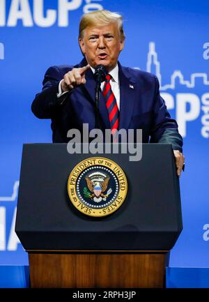 191028 -- CHICAGO, le 28 octobre 2019 Xinhua -- le président américain Donald Trump prend la parole à la conférence de l'Association internationale des chefs de police au McCormick place Convention Center à Chicago, aux États-Unis, le 28 octobre 2019. Photo de Joel Lerner/Xinhua U.S.-CHICAGO-TRUMP-IACP-CONFERENCE PUBLICATIONxNOTxINxCHN Banque D'Images