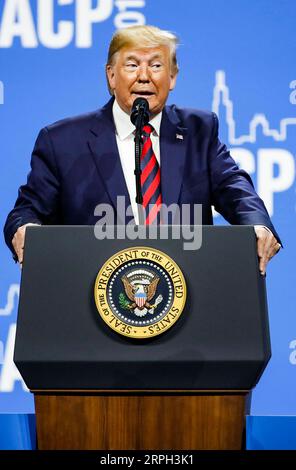 191028 -- CHICAGO, le 28 octobre 2019 Xinhua -- le président américain Donald Trump prend la parole à la conférence de l'Association internationale des chefs de police au McCormick place Convention Center à Chicago, aux États-Unis, le 28 octobre 2019. Photo de Joel Lerner/Xinhua U.S.-CHICAGO-TRUMP-IACP-CONFERENCE PUBLICATIONxNOTxINxCHN Banque D'Images