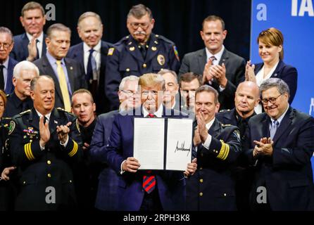 191028 -- CHICAGO, 28 octobre 2019 Xinhua -- le président américain Donald Trump C affiche un décret après s'être adressé à la conférence de l'Association internationale des chefs de police au McCormick place Convention Center à Chicago, aux États-Unis, le 28 octobre 2019. Photo de Joel Lerner/Xinhua U.S.-CHICAGO-TRUMP-IACP-CONFERENCE PUBLICATIONxNOTxINxCHN Banque D'Images