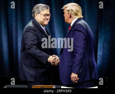 191028 -- CHICAGO, le 28 octobre 2019 Xinhua -- le président américain Donald Trump R serre la main du procureur général américain William Barr lors de la conférence de l'Association internationale des chefs de police au McCormick place Convention Center à Chicago, aux États-Unis, le 28 octobre 2019. Photo de Joel Lerner/Xinhua U.S.-CHICAGO-TRUMP-IACP-CONFERENCE PUBLICATIONxNOTxINxCHN Banque D'Images