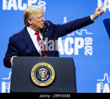 191028 -- CHICAGO, le 28 octobre 2019 Xinhua -- le président américain Donald Trump prend la parole à la conférence de l'Association internationale des chefs de police au McCormick place Convention Center à Chicago, aux États-Unis, le 28 octobre 2019. Photo de Joel Lerner/Xinhua U.S.-CHICAGO-TRUMP-IACP-CONFERENCE PUBLICATIONxNOTxINxCHN Banque D'Images