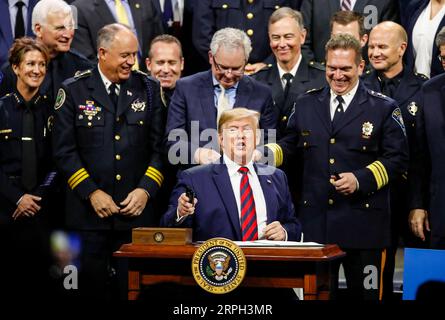 191028 -- CHICAGO, 28 octobre 2019 Xinhua -- le président américain Donald Trump C signe un décret après s'être adressé à la conférence de l'Association internationale des chefs de police au McCormick place Convention Center à Chicago, aux États-Unis, le 28 octobre 2019. Photo de Joel Lerner/Xinhua U.S.-CHICAGO-TRUMP-IACP-CONFERENCE PUBLICATIONxNOTxINxCHN Banque D'Images