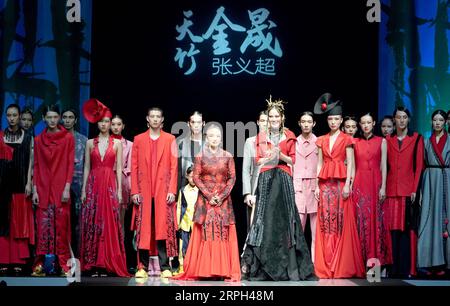 191029 -- BEIJING, 29 octobre 2019 -- le designer Zhang Yichao C accueille le public lors de la China Fashion week S/S 2020 à Beijing, capitale de la Chine, le 29 octobre 2019. CHINE-PÉKIN-SEMAINE DE LA MODE CN ChenxJianli PUBLICATIONxNOTxINxCHN Banque D'Images