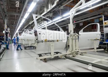 191030 -- SHANGHAI, le 30 octobre 2019 -- des membres du personnel travaillent dans une chaîne de production de SAIC Volkswagen à Shanghai, le 29 octobre 2019. CHINE-SHANGHAI-VOITURE-PRODUCTION LIGNE CN DINGXTING PUBLICATIONXNOTXINXCHN Banque D'Images