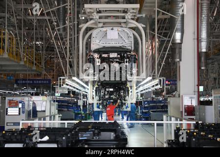 191030 -- SHANGHAI, le 30 octobre 2019 -- des membres du personnel travaillent dans une chaîne de production de SAIC Volkswagen à Shanghai, le 29 octobre 2019. CHINE-SHANGHAI-VOITURE-PRODUCTION LIGNE CN DINGXTING PUBLICATIONXNOTXINXCHN Banque D'Images