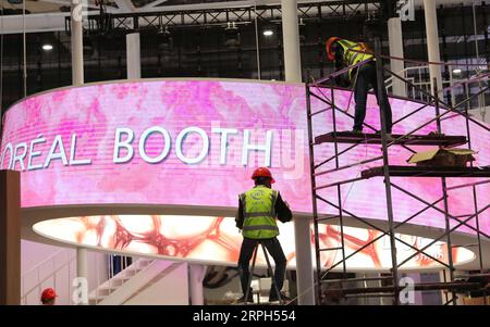 191030 -- SHANGHAI, 30 oct. 2019 -- des membres du personnel ajustent un panneau d'affichage LED au Centre national d'exposition et de Convention de Shanghai, le lieu de la deuxième China International Import Expo CIIE, à Shanghai, dans l'est de la Chine, le 30 octobre 2019. CHINA-SHANGHAI-CIIE-ARRANGEMENT CN FangxZhe PUBLICATIONxNOTxINxCHN Banque D'Images