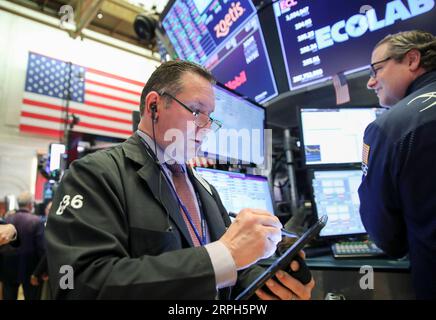 191030 -- NEW YORK, le 30 octobre 2019 -- les commerçants travaillent à la Bourse de New York, aux États-Unis, le 30 octobre 2019. Les actions américaines ont terminé à la hausse mercredi. Le Dow a augmenté de 0,43% à 27 186,69, le S&P 500 a augmenté de 0,33% à 3 046,77, et le Nasdaq a augmenté de 0,33% à 8 303,98. U.S.-NEW YORK-STOCKS WangxYing PUBLICATIONxNOTxINxCHN Banque D'Images