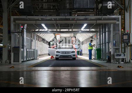 191031 -- BEIJING, le 31 octobre 2019 -- des membres du personnel travaillent dans une chaîne de production de SAIC Volkswagen à Shanghai, dans l est de la Chine, le 29 octobre 2019. PHOTOS XINHUA DU JOUR DingxTing PUBLICATIONxNOTxINxCHN Banque D'Images