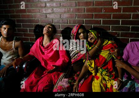 191031 -- DHAKA, le 31 octobre 2019 -- des membres de la famille de victimes de l'explosion de bouteilles de gaz attendent dans un hôpital de Dhaka, Bangladesh, le 30 octobre 2019. Au moins cinq personnes, dont quatre enfants, ont été tuées et 10 autres ont été blessées lors de l'explosion d'une bouteille de gaz à Dhaka mercredi soir, a déclaré un responsable. La bouteille de gaz a explosé quand un vendeur en bord de route gonflait des ballons. Str/ BANGLADESH-DHAKA-GAS BONBONNE-EXPLOSION Xinhua PUBLICATIONxNOTxINxCHN Banque D'Images