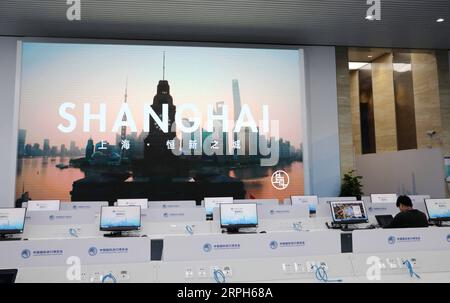 191031 -- SHANGHAI, le 31 octobre 2019 -- Un technicien travaille au Media Center de la deuxième China International Import Expo CIIE au National Exhibition and Convention Center de Shanghai, dans l'est de la Chine, le 31 octobre 2019. Le lieu de la conférence de matchmaking offre-demande et le centre des médias du CIIE sont presque terminés et prêts à fournir des services aux journalistes et aux participants de l'expo. CHINE-SHANGHAI-CIIE PRÉPARATION DU LIEU CN FANGXZHE PUBLICATIONXNOTXINXCHN Banque D'Images