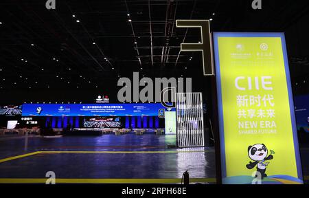 191031 -- SHANGHAI, 31 octobre 2019 -- la photo prise le 31 octobre 2019 montre une vue intérieure de la zone de conférence de la Conférence de matchmaking offre-demande de la deuxième China International Import Expo CIIE au National Exhibition and Convention Center de Shanghai. Le lieu de la conférence de matchmaking offre-demande et le centre des médias du CIIE sont presque terminés et prêts à fournir des services aux journalistes et aux participants de l'expo. CHINE-SHANGHAI-CIIE PRÉPARATION DU LIEU CN FANGXZHE PUBLICATIONXNOTXINXCHN Banque D'Images