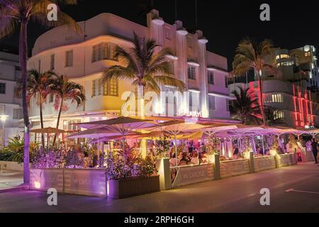 Miami, Floride États-Unis - 16 avril 2021: Miami South Beach Ocean Drive illuminé architecture dans la nuit ville de miami pendant les vacances d'été. le carlton. Banque D'Images