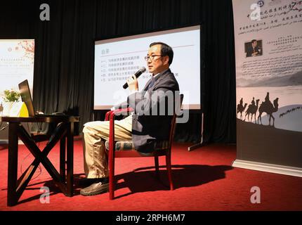 191031 -- LE CAIRE, le 31 octobre 2019 -- Quan Heng, professeur d'économie à l'Académie des sciences sociales de Shanghai, prend la parole lors d'un symposium au Caire, en Égypte, le 30 octobre 2019. L économiste chinois a expliqué aux Égyptiens les défis et les réalisations du développement de la Chine depuis 70 ans lors d un symposium mercredi soir. ÉGYPTE-CAIRE-SYMPOSIUM-CHINE S 70 ANS DE DÉVELOPPEMENT ÉCONOMIQUE MAHMOUDXFOULY PUBLICATIONXNOTXINXCHN Banque D'Images