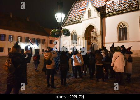 191031 -- ZAGREB, le 31 octobre 2019 -- des personnes vêtues de costumes prennent part à une visite nocturne appelée Uppertown Witches à Zagreb, Croatie, le 31 octobre 2019. La visite guidée comprend un divertissement interactif et une introduction à l'histoire du Moyen âge. /Pixsell via Xinhua CROATIE-ZAGREB-SORCIÈRES TOUR DavorinxVisnjic PUBLICATIONxNOTxINxCHN Banque D'Images