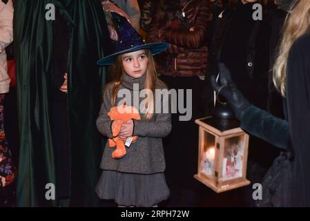 191031 -- ZAGREB, le 31 octobre 2019 -- Une jeune fille costumée participe à une tournée nocturne appelée Uppertown Witches à Zagreb, Croatie, le 31 octobre 2019. La visite guidée comprend un divertissement interactif et une introduction à l'histoire du Moyen âge. /Pixsell via Xinhua CROATIE-ZAGREB-SORCIÈRES TOUR DavorinxVisnjic PUBLICATIONxNOTxINxCHN Banque D'Images