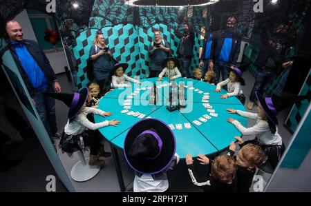 191031 -- ZAGREB, le 31 octobre 2019 -- des enfants participent à un événement d'Halloween au Musée des illusions de Zagreb, Croatie, le 31 octobre 2019. /Pixsell via Xinhua CROATIE-ZAGREB-HALLOWEEN MatijaxHabljak PUBLICATIONxNOTxINxCHN Banque D'Images