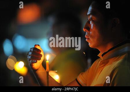 191101 -- BEIJING, le 1 novembre 2019 -- Un homme assiste à une cérémonie commémorative pour le défunt roi thaïlandais Bhumibol Adulyadej à Bangkok, Thaïlande, le 13 octobre 2019. Portraits d'octobre 2019 RachenxSageamsak PUBLICATIONxNOTxINxCHN Banque D'Images