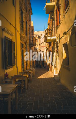 Embarquez pour un voyage dans le temps en vous promenant dans les rues étroites de Rethymnon. Ces ruelles anciennes, caractéristiques des villes méditerranéennes, résonnent Banque D'Images