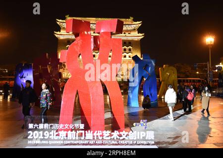 191102 -- BEIJING, le 2 novembre 2019 -- des visiteurs visitent une exposition d'art contemporain et de création culturelle sur la propriété intellectuelle lors du 6e Festival historique et culturel de Qianmen dans le centre-ville de Beijing, capitale de la Chine, le 1 novembre 2019. Le festival a débuté ici vendredi, avec une série d'expositions culturelles et de foires thématiques. CHINE-PÉKIN-QIANMEN FESTIVAL HISTORIQUE ET CULTUREL CN CHENXZHONGHAO PUBLICATIONXNOTXINXCHN Banque D'Images