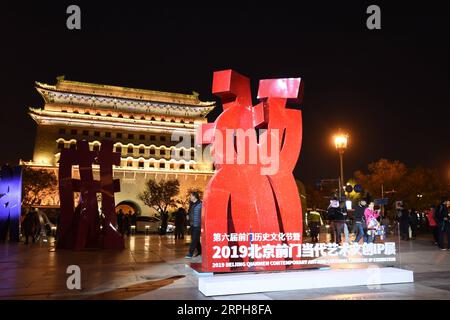 191102 -- BEIJING, le 2 novembre 2019 -- des visiteurs visitent une exposition d'art contemporain et de création culturelle sur la propriété intellectuelle lors du 6e Festival historique et culturel de Qianmen dans le centre-ville de Beijing, capitale de la Chine, le 1 novembre 2019. Le festival a débuté ici vendredi, avec une série d'expositions culturelles et de foires thématiques. CHINE-PÉKIN-QIANMEN FESTIVAL HISTORIQUE ET CULTUREL CN CHENXZHONGHAO PUBLICATIONXNOTXINXCHN Banque D'Images