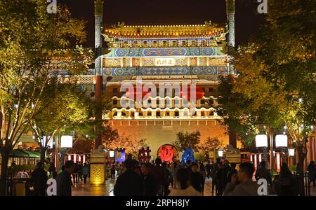 191102 -- BEIJING, 2 novembre 2019 -- les gens visitent la rue Qianmen lors du 6e Festival historique et culturel Qianmen dans le centre-ville de Beijing, capitale de la Chine, le 1 novembre 2019. Le festival a débuté ici vendredi, avec une série d'expositions culturelles et de foires thématiques. CHINE-PÉKIN-QIANMEN FESTIVAL HISTORIQUE ET CULTUREL CN CHENXZHONGHAO PUBLICATIONXNOTXINXCHN Banque D'Images