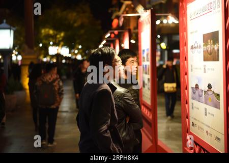 191102 -- BEIJING, le 2 novembre 2019 -- les gens visitent une exposition de photos lors du 6e Festival historique et culturel Qianmen dans le centre-ville de Beijing, capitale de la Chine, le 1 novembre 2019. Le festival a débuté ici vendredi, avec une série d'expositions culturelles et de foires thématiques. CHINE-PÉKIN-QIANMEN FESTIVAL HISTORIQUE ET CULTUREL CN CHENXZHONGHAO PUBLICATIONXNOTXINXCHN Banque D'Images
