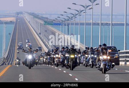 191102 -- BEIJING, 2 novembre 2019 -- les motocyclistes roulent sur la chaussée Sheikh Jaber Al-Ahmad Al-Sabah à Kuwait City, Koweït, le 1 novembre 2019. Photo de /Xinhua XINHUA PHOTOS DU JOUR Asad PUBLICATIONxNOTxINxCHN Banque D'Images