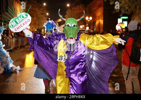 191102 -- BEIJING, le 2 novembre 2019 -- des personnes vêtues de costumes d'Halloween assistent à la parade annuelle d'Halloween à Chicago, aux États-Unis, le 31 octobre 2019. PHOTOS XINHUA DU JOUR WangxPing PUBLICATIONxNOTxINxCHN Banque D'Images