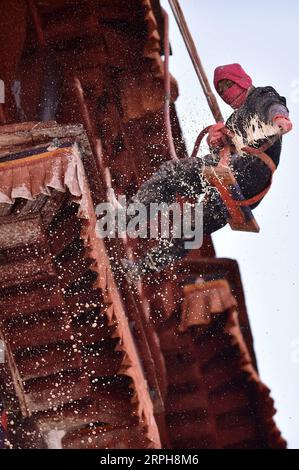 191102 -- PÉKIN, le 2 novembre 2019 -- Un ouvrier peint le mur du palais du Potala lors d'une rénovation annuelle de l'ancien complexe architectural de Lhassa, capitale de la région autonome du Tibet du sud-ouest de la Chine, le 1 novembre 2019. PHOTOS XINHUA DU JOUR Chogo PUBLICATIONxNOTxINxCHN Banque D'Images