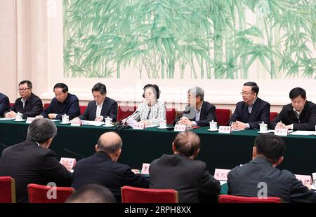 191102 -- PÉKIN, le 2 novembre 2019 -- le vice-premier ministre chinois Sun Chunlan, également membre du bureau politique du Comité central du Parti communiste chinois, prend la parole lors d’un symposium marquant le 120e anniversaire de la découverte et de la recherche d’inscriptions osseuses d’oracle au Grand Hall du peuple à Beijing, capitale de la Chine, le 1 novembre 2019. CHINA-BEIJING-SUN CHUNLAN-ORACLE BONE INSCRIPTIONS-120E-ANNIVERSARY-SYMPOSIUM CN SHENXHONG PUBLICATIONXNOTXINXCHN Banque D'Images