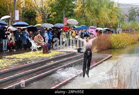 191102 -- BEIJING, le 2 novembre 2019 -- des gens regardent un danseur se produire lors d'un spectacle de danse au parc Shougang à Beijing, capitale de la Chine, le 2 novembre 2019. Un spectacle de danse de deux jours a lieu au Shougang Park, une ancienne aciérie, à Pékin. CHINE-BEIJING-SPECTACLE DE DANSE CN ChenxYehua PUBLICATIONxNOTxINxCHN Banque D'Images