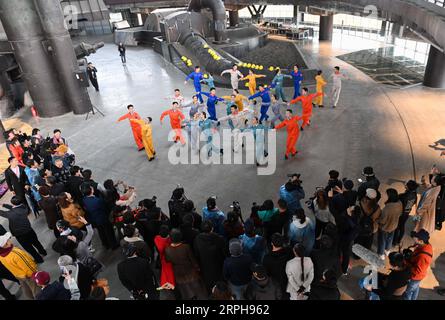 191102 -- BEIJING, le 2 novembre 2019 -- les gens regardent des danseurs se produire lors d'un spectacle de danse au parc Shougang à Beijing, capitale de la Chine, le 2 novembre 2019. Un spectacle de danse de deux jours a lieu au Shougang Park, une ancienne aciérie, à Pékin. CHINE-BEIJING-SPECTACLE DE DANSE CN ChenxYehua PUBLICATIONxNOTxINxCHN Banque D'Images