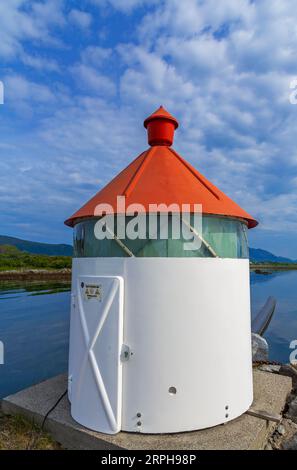 Phare, port de plaisance de Gravdal, îles Lofoten, comté de Nordland, Norvège Banque D'Images