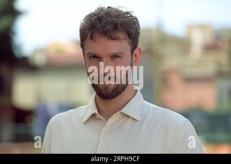 Venedig, Italie. 04 septembre 2023. Timm Kroeger, réalisateur du film "la théorie de tout", donne des interviews sur le film au tennis Club Venezia sur le Lido. Le film allemand "la théorie de tout" a été présenté en avant-première au Festival international du film de Venise. Crédit : Stefanie Rex/dpa/Alamy Live News Banque D'Images