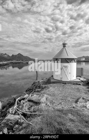 Phare, port de plaisance de Gravdal, îles Lofoten, comté de Nordland, Norvège Banque D'Images