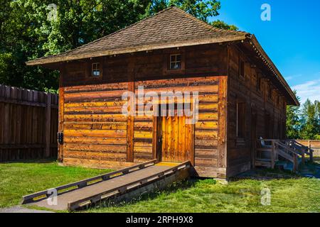 Une vieille maison traditionnelle rustique en bois cabane en rondins avec de petites fenêtres. Maison de montagne en bois construite à partir de rondins de bois dans une zone rurale. Villag en bois brun Banque D'Images